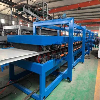 China Cadena de producción del panel de bocadillo del panel del tejado y de pared del grueso de la base del grueso 50mm-250m m de 0.4-0.8 milímetros en venta