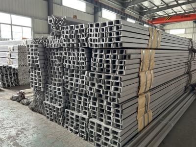 China 304 U que doblaban los VAGOS de acero inoxidables AiSi de la barra de hierro en U no perforaron en venta