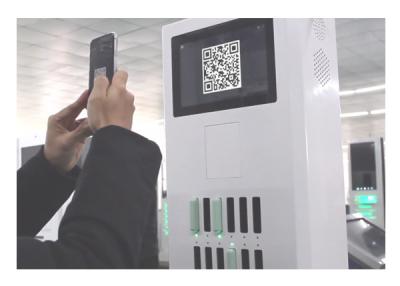 중국 LCD APP 또는 카드 판독기로 힘 은행 임대 체계를 공유하는 스크린 공동 힘 은행 역을 광고하는 12의 구멍 판매용