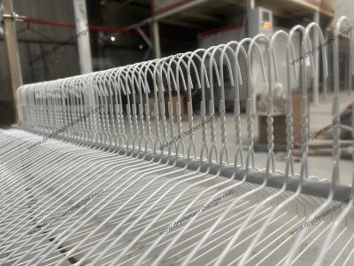China 1.9mm Color Blanco colgador de alambre de lavandería 16 pulgadas forma con muesca en venta
