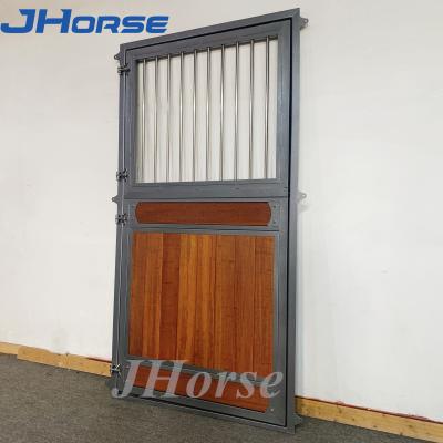 China Extremidade de madeira do estábulo exterior para cavalos com porta de balanço à venda