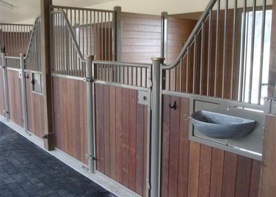 China Estábulos completos do cavalo da casa pré-fabricada do metal de solda, jogos exteriores da porta da tenda do cavalo do celeiro de Polo à venda