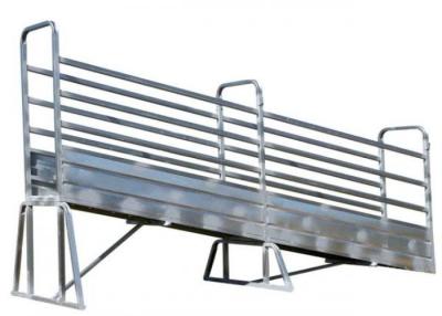 China Escada resistente das portas de acesso do balanço do dobro da rampa de carga do gado do metal à venda