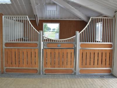 China Customized Metal Bracket European Horse Stalls With Required Wood for sale