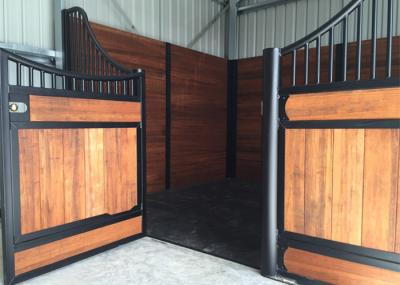 China Paradas modulares del caballo del metal con los cierres y embarque para los graneros de caballo pre construidos en venta