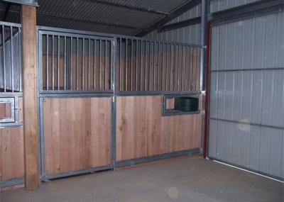 中国 旋回装置の送り装置が付いているプレハブの馬納屋のためのはめ込み式馬の安定した仕切り 販売のため
