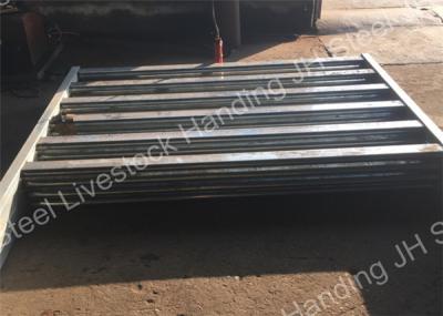 Chine Le tuyau galvanisé par panneau bon marché chaud de yard de bétail de barrière en métal de vente a employé le bétail à vendre