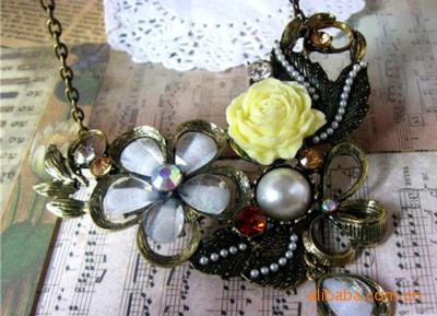 China Charm retro jewellery flower necklaces clothes decoration steel plus immitation diamond for sale