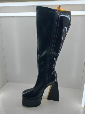 中国 Pull On Closure Type Women Shoe Boots With Chunky Heel Solid Pattern 販売のため