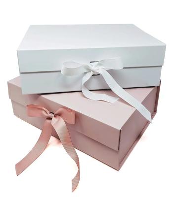 China Recyclebare magnetische Kraftpapier-Geschenkbox, Luxuspapierkasten mit Band Soem zu verkaufen