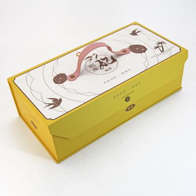 China Customized Luxury Cardboard Square Box  Cardboard Insert With Magnetic Closure for sale