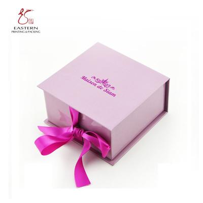 China Cajas de empaquetado de la cartulina brillante preciosa linda del color para la joyería en venta