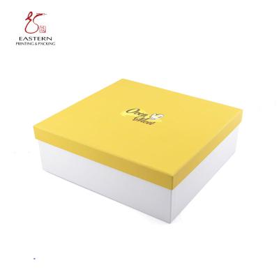 China A caixa de papel amarela brilhante do queque do comprimento de 30cm para o GV do presente aprova à venda