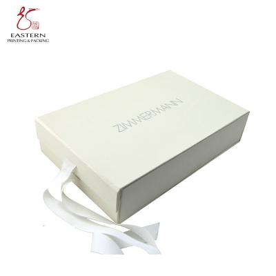 China Ribbon Decoration White Paperboard Box With Hinged Lid For Clothing for sale
