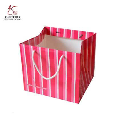 China Beautiful 200mm Width 350mm Length Printed Paper Gift Bags For Wedding for sale