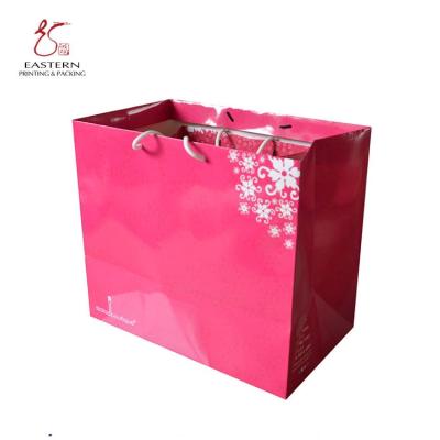 中国 衣服のためのハンドルが付いているEcoの友好的なピンクの紙袋 販売のため
