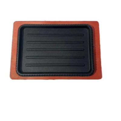 China Manufacturers Cookware Bbq Griddle Plate Cast Iron Square Grill With Wooden Base for sale