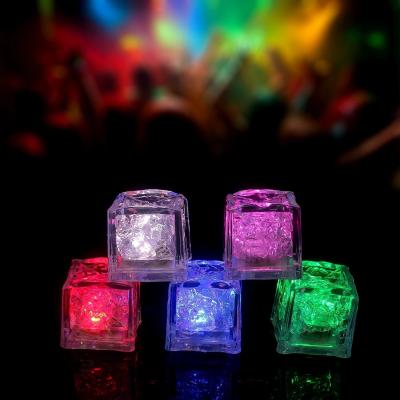 China Cubo de hielo Iluminación LED Cubo de hielo colorido Inducción Parpadeo Cubo de hielo Luz en venta