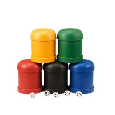 China Custom Multicolor Dice Plastic Shaker Cups Easily Cleaned Te koop