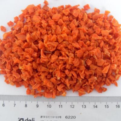 China 90 Kcal Calories Dried Carrot Flakes 10*10*3MM Dehydrated Carrot Chips for sale