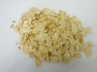 China Reataurant Dehydrated Garlic Flakes / Dried Garlic Chips Whole Part For Cooking for sale