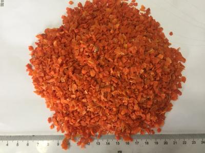 China as microplaquetas secadas friáveis da cenoura de 5x5mm, vegetal desidratado lascam a nutrição à venda