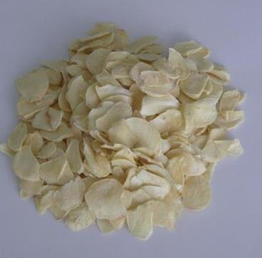China Embalaje blanco secado parte entera del cartón del color del ajo natural de las escamas de los gránulos del ajo en venta