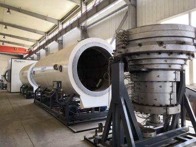 China Línea de producción de tuberías de polietileno espumoso aislado de 900 mm para agua caliente 720 kg/h en venta
