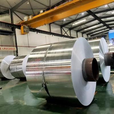 China 8011 grabados en relieve disponibles modificados para requisitos particulares de la bobina del papel de aluminio de 0.011m m para el envase de comida en venta