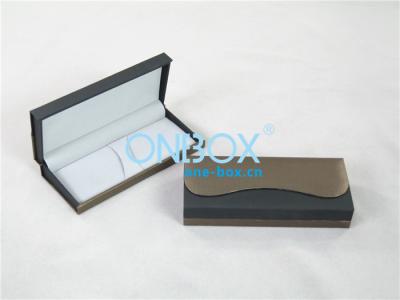 China Caja de empaquetado de la pluma plástica de lujo de los efectos de escritorio en exterior del papel de arte de la combinación y del papel de tacto en venta