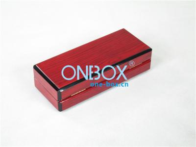 China Caja de empaquetado de la pluma de madera de lujo roja con la chapa de madera clara del grano en venta