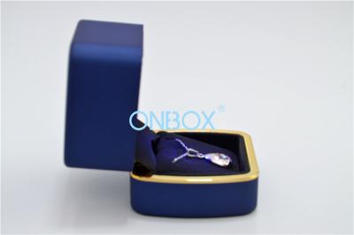 Cina Contenitore di gioielli di verniciatura di gomma del pendente con il ODM della luce del LED in vendita