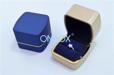 Cina L'alta vernice brillante Ring Packaging Boxes With Shimmery spolverizza la decorazione della luce del LED in vendita