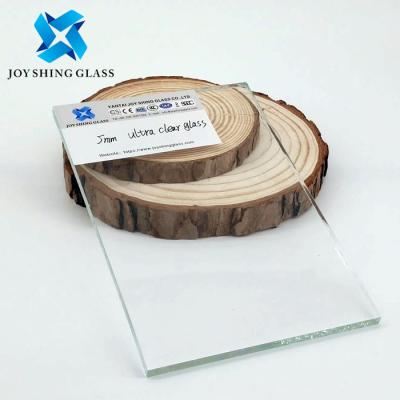 Китай Ультрачестное стекло 3 мм до 25 мм низкожелезное плавучее стекло продается