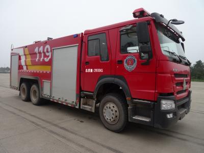 Chine Véhicule de sauvetage du feu de HOWO 6x4, grand camion de pompiers 15000L avec de la mousse de l'eau à vendre