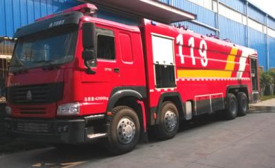 China camión de bomberos resistente de 339kw 8x4 con capacidad del tanque de agua 25000L en venta