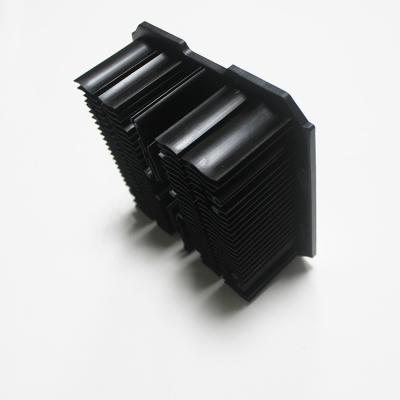 China Disipador de calor que forja frío del anodizado en negro para la anchura 150m m de la iluminación del LED en venta