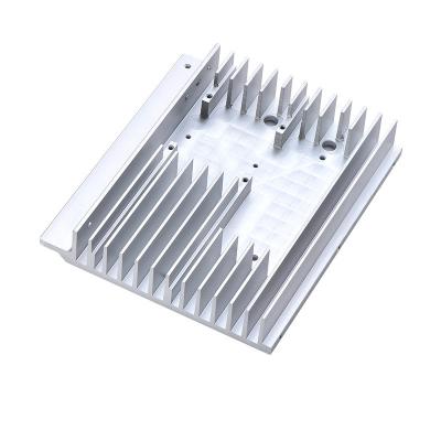 China AL6063, das klaren Aluminiumverdrängungs-Kühlkörper mit CNC-Präzisionsbearbeitung anodisiert zu verkaufen