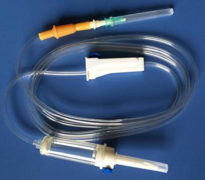 China La transfusión de la gravedad del indicador de la aguja de la esterilización 10G-34G del EO fijó el sistema de la infusión IV con el filtro 5um en venta
