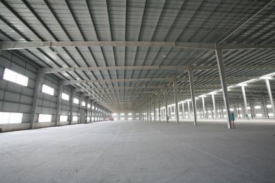 China Earthquake Resistant Prefab Steel Warehouse Customize Logo And Slope Roof Buildings en venta