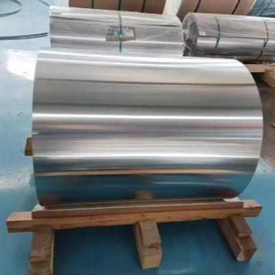 Chine Astm 3003 moulin à bobines en aluminium finition 1200 mm largeur 12 pouces avec film en PVC bleu à vendre