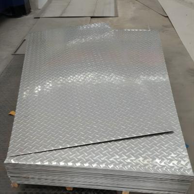 China Marine Grade 5052 H32 Aluminium Checker Plate Two Bars Pattern Embossing For Truck Box for sale