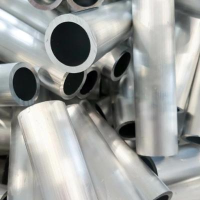 Cina tubo di alluminio estruso senza cuciture di grande diametro 6063 T5 T6 taglio personalizzato in vendita