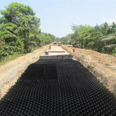 Chine Voie d'accès à la géocelle pour le contrôle de l'érosion 50 mm Distance de soudage et planche de drainage de jardin à vendre