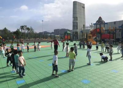 China Instalación fácil del suelo de los niños no tóxicos de la resbalón anti con los amortiguadores elásticos en venta