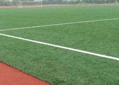China Césped artificial al aire libre de mirada natural de 12000 Dtex para el campo de fútbol resistente al fuego en venta