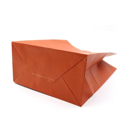 China Uncoated Durable T Shirt Paper Bag Customized For Takeaway Packaging à venda