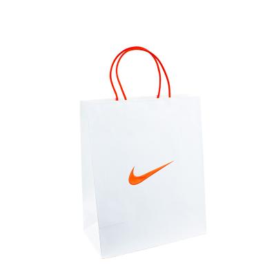 China Customized Logo White Paper Bag With Handle Rope Free Sample Wholesale à venda