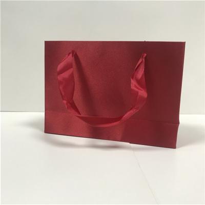 China Embossing Debossing Satin Surface Jewelry Paper Bags PMS Pantone for sale