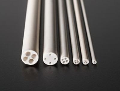 Chine Couleur blanche résistante à l'usure ennuyée multi de tubes de l'alumine Al2O3 à vendre